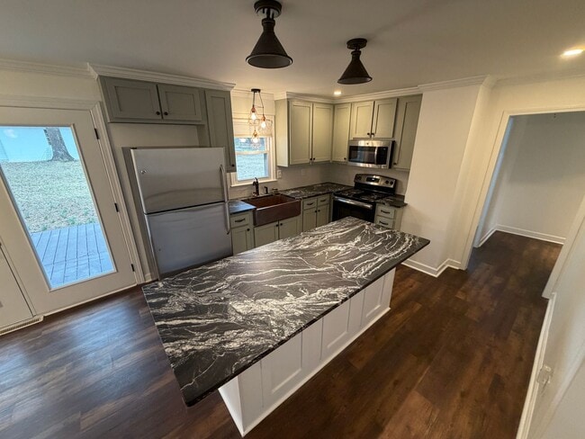 Building Photo - 2 Bedroom 2 Bath Brick rental home in Western Alamance county Fenced Yard 30x40 Garage custom Kit...