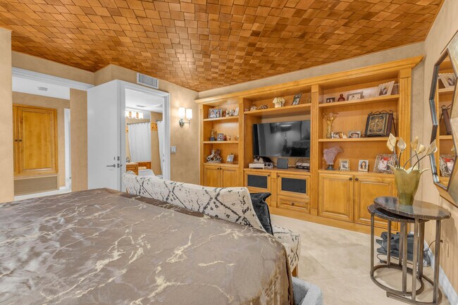 Building Photo - 216 W Kavenish Dr