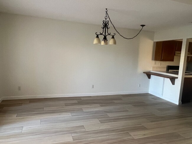 Building Photo - La Ventana Townhouse in Ventura