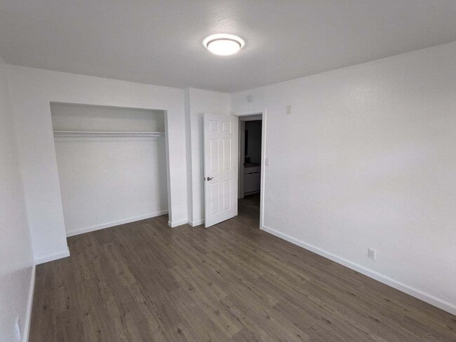 Building Photo - 2 Bedroom 1 Bath Townhouse w/ 1 Parking Stall.