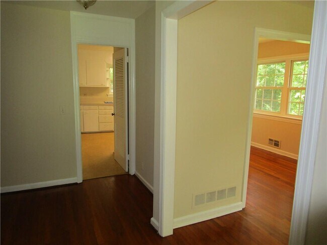 Building Photo - 1147 Enota Cir NE