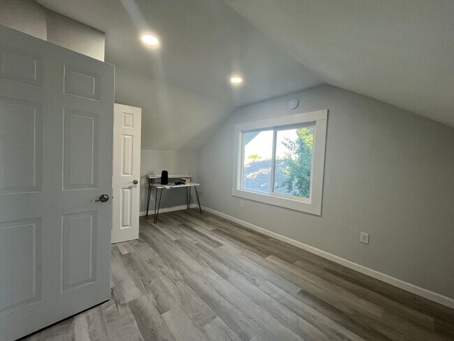 Building Photo - 8180001/85