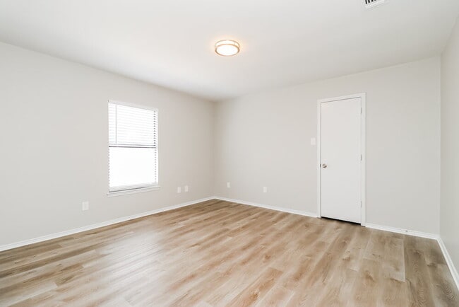 Building Photo - 401 Cross Cut Dr