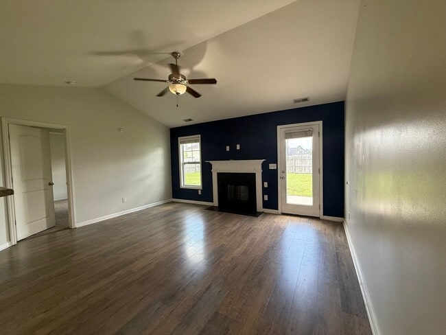 Building Photo - Absolutely Adorable!