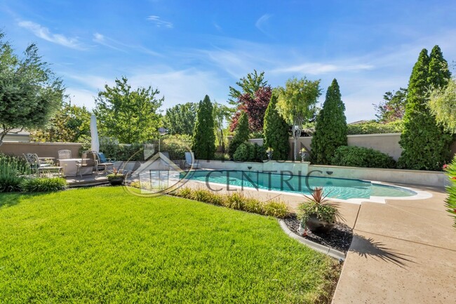 Building Photo - Stunning Executive Serrano Home with a Pool!