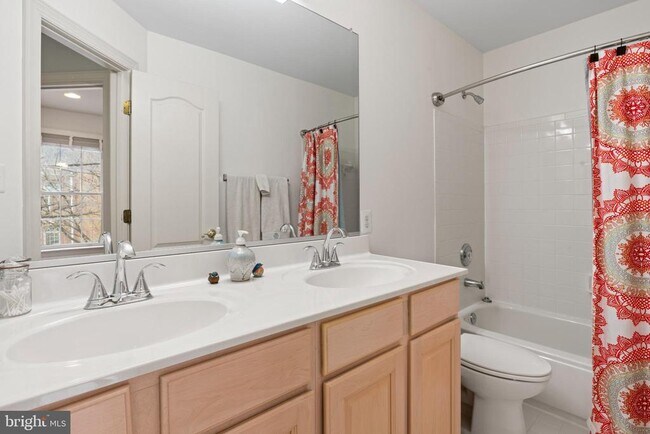 Building Photo - 150 Rees Pl