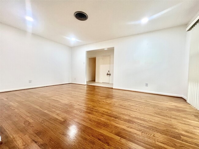 Building Photo - 5546 Beechnut St
