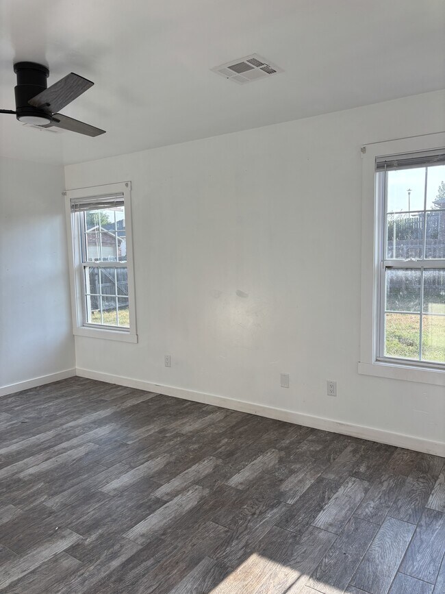 Building Photo - 901 Quail Run Rd