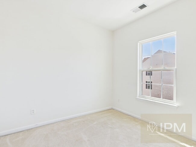 Building Photo - Beautiful 4 Bedroom, 2.5 Bath Townhome in Regents Glen!