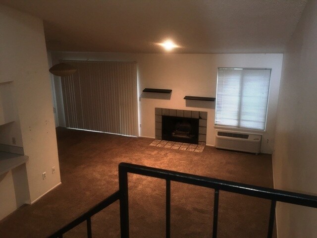 Building Photo - WELL MAINTAINED 2 BR, 2 BA TOWNHOME BY VAN MALL AREA!