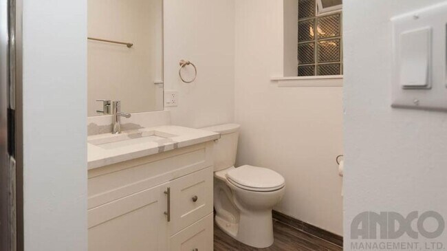 Building Photo - 1 bedroom in Chicago IL 60657