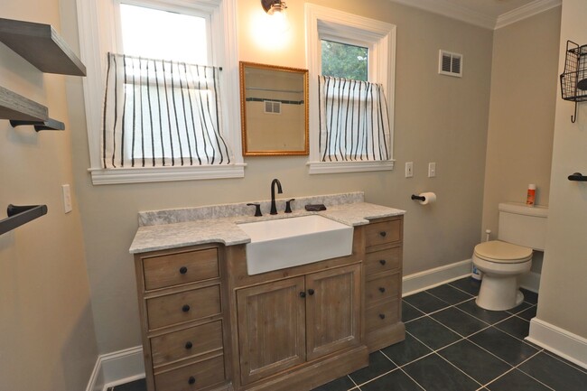 Building Photo - Updated 3 bedroom 2.5 bath home in Sherwood Forest