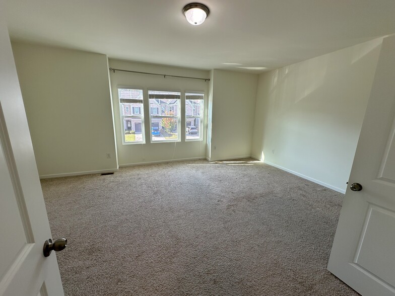 Master Bedroom - 373 Durants Neck Ln