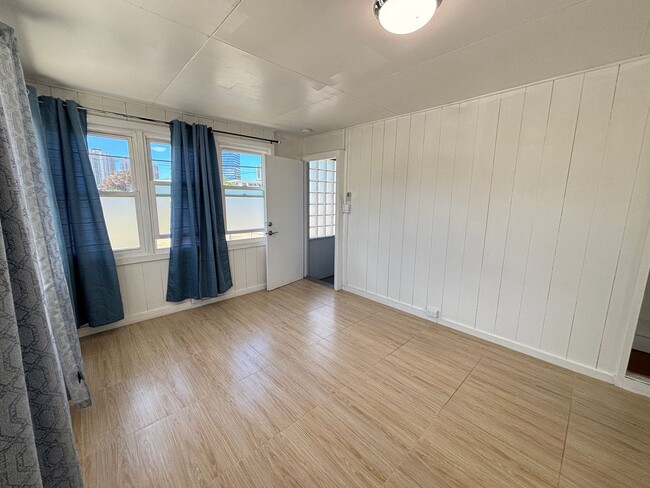 Building Photo - Spacious 1 Bedroom w/ Parking – Honolulu (...