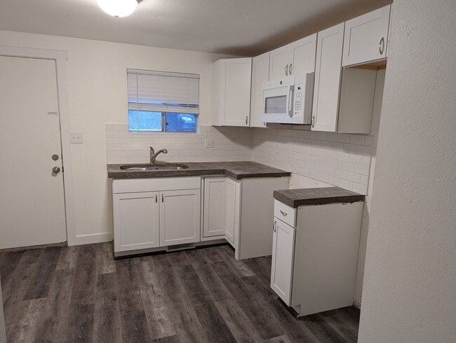 Building Photo - 2 bed 1 bath apartment