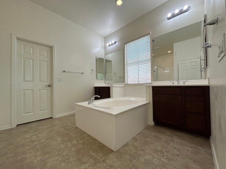 Building Photo - 3841 E Powell Pl