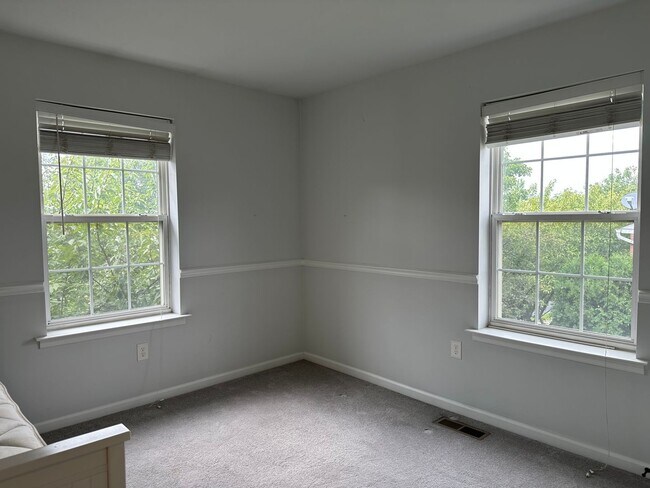 Building Photo - 3685 Clauss Dr