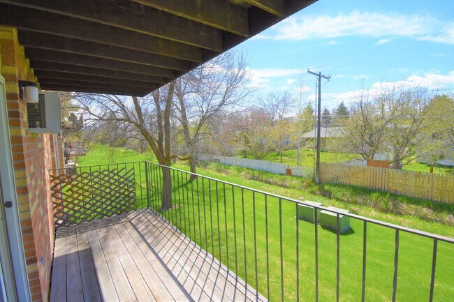 Building Photo - 2 Bedroom 1 Bath Centrally Located! Close to shopping and food truck court on 7th!
