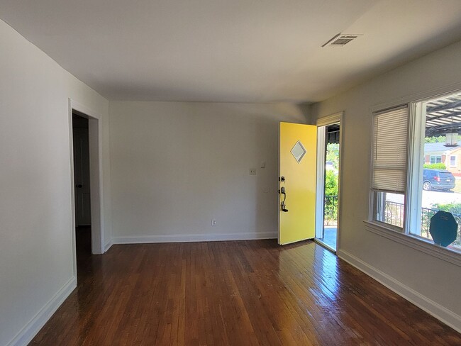 Building Photo - 3 Bedroom Brick Ranch on Basement/5 Min Drive to Downtown Atlanta