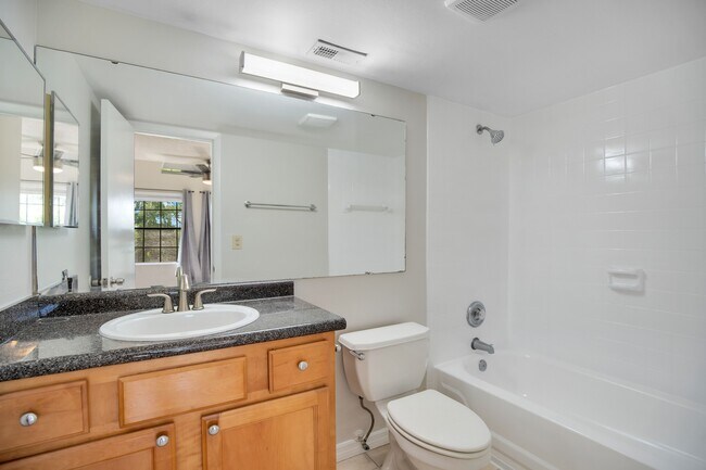 Building Photo - 305 Lakepointe Dr
