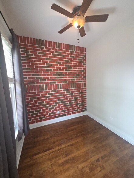 Building Photo - 1332 W Barry Ave