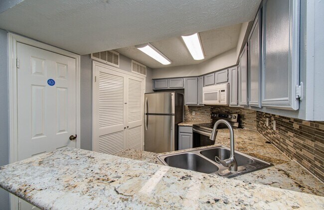 Building Photo - 10555 Turtlewood Ct