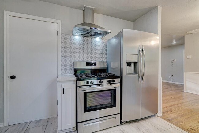 Building Photo - 2433 Gladstone Terrace