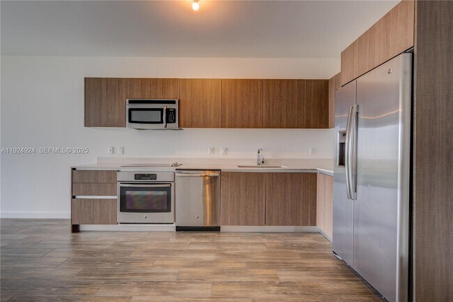 Building Photo - 1600 SW 1st Ave