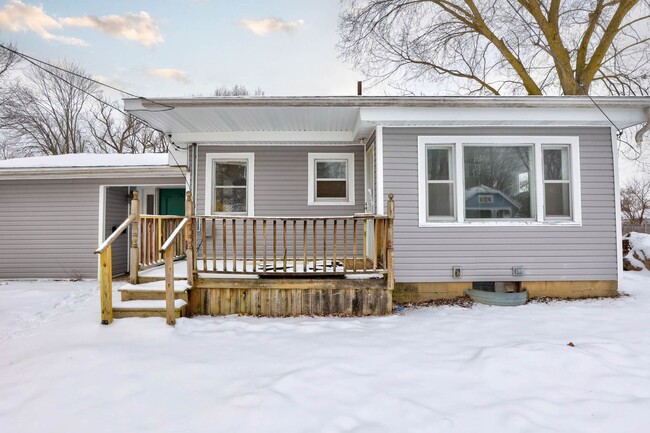 Building Photo - Spacious 3-Bedroom Home with Fenced Backyard