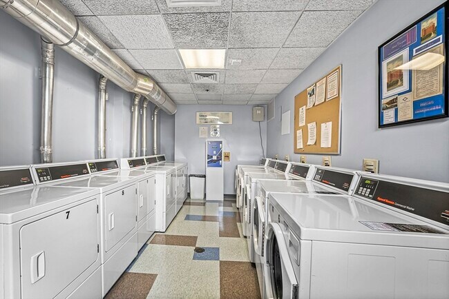 Building Photo - 534 Beacon St