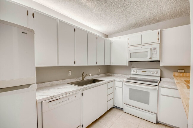 Building Photo - 1221 12th Ln