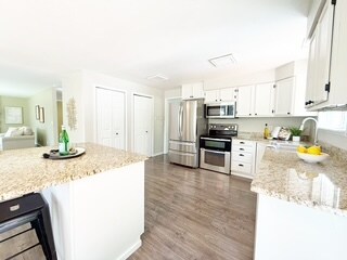 Building Photo - 450 NE Riverhill Dr