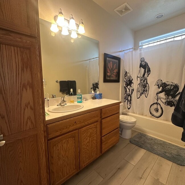 Building Photo - Spacious  3 bedroom 2.5 bathroom townhouse