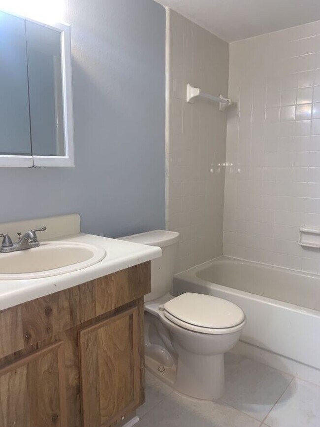 Building Photo - RENOVATED CONDO CLOSE TO USF