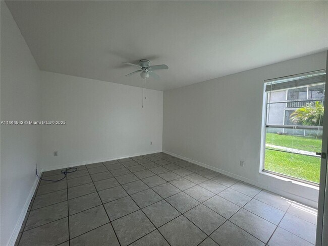 Building Photo - 10389 N Kendall Dr