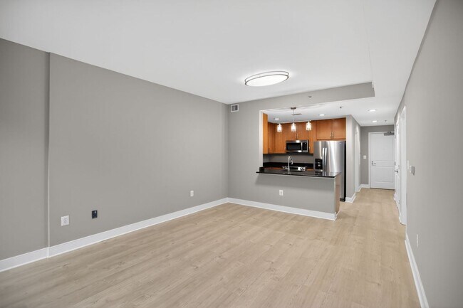 Building Photo - One Bed One Bath Condo in Tenleytown