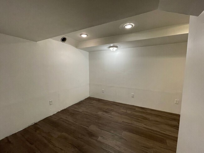 Building Photo - Abbott Court Apartments