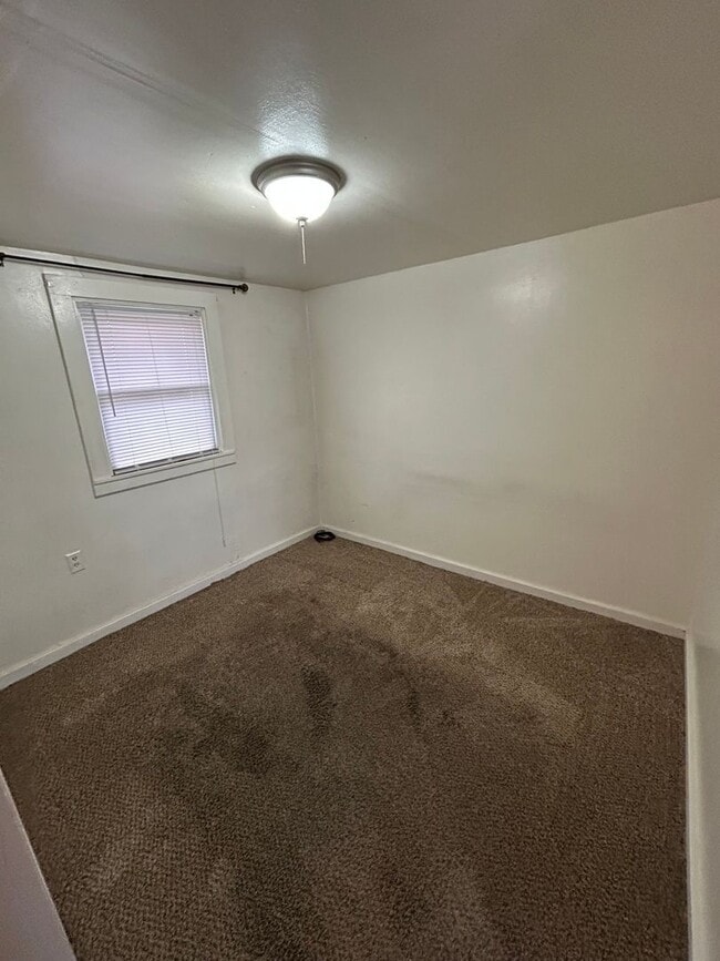 Building Photo - 738 9th Ave W