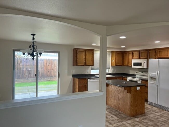 Building Photo - SPACIOUS 3 BEDROOM/ 2 BATH HOME WITH RV/BO...