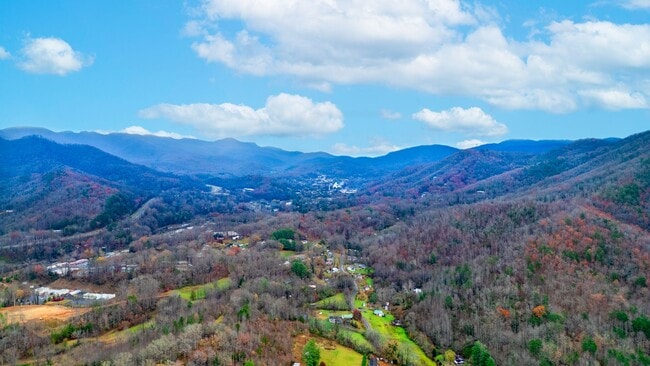 Building Photo - Great 2 Bedroom House in Dillsboro near th...
