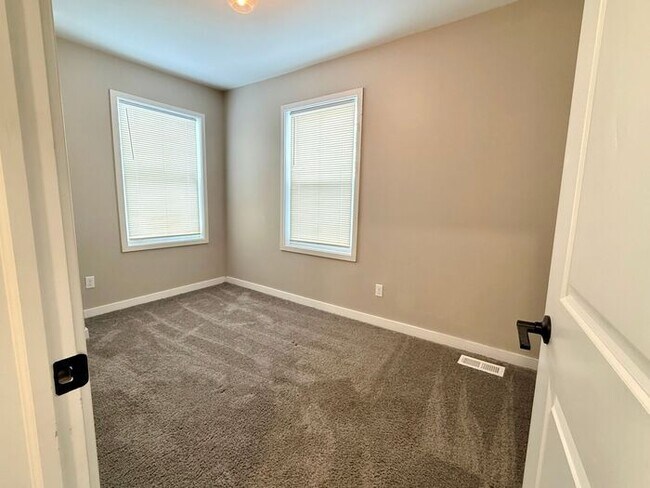 Building Photo - Updated 3 Bed, 1 Bath Home