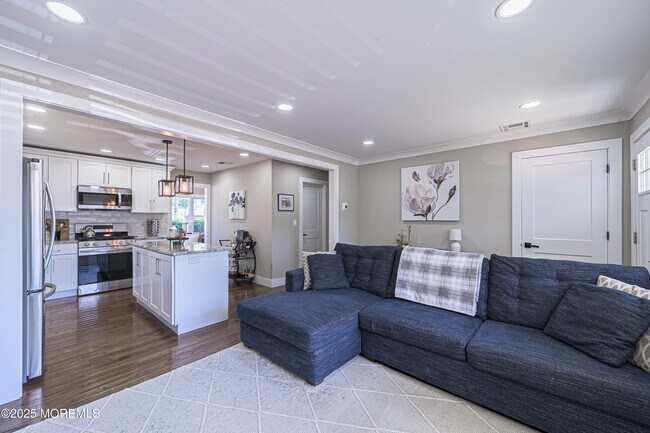 Building Photo - 472 Pinecroft Dr