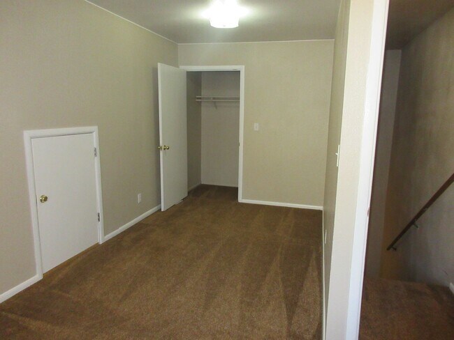 Building Photo - 4 bedroom, 2 bathroom apartment
