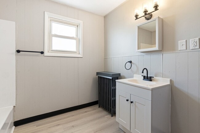 Building Photo - 3 bed 1.5 bath - freshly updated top to bottom, dishwasher, laundry, off street parking