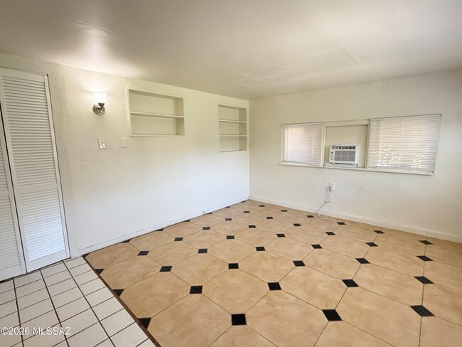 Building Photo - 833 W Tipton Dr