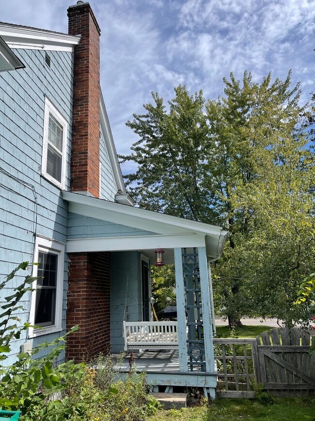 Building Photo - AVAILABLE JUNE - Beautiful 2 Bed 1 Bath Woodland Home