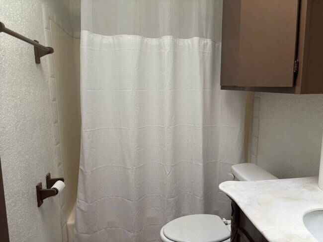 Building Photo - Modern Comfort in NE OKC – 3 Bed, 2.5 Bath...