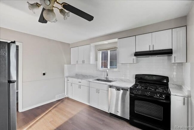 Building Photo - Gorgeous Madison Heights Gem!
