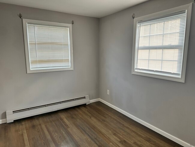 Building Photo - 484 Meriden Ave