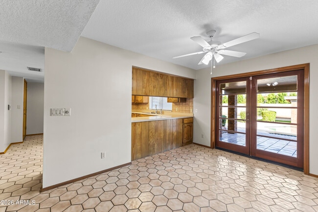 Building Photo - 1306 E La Vieve Ln